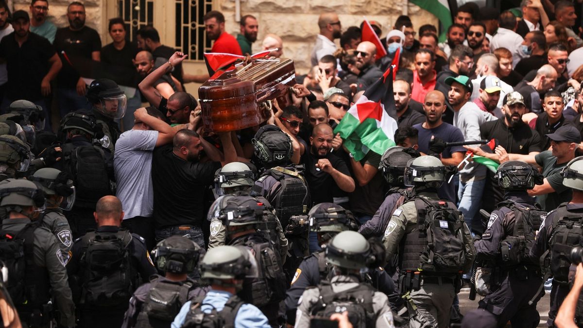 Izraelští policisté napadli dav Palestinců nesoucích rakev zastřelené novinářky